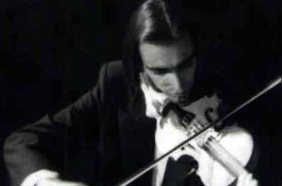 Carlos Damas interpreta no seu violino